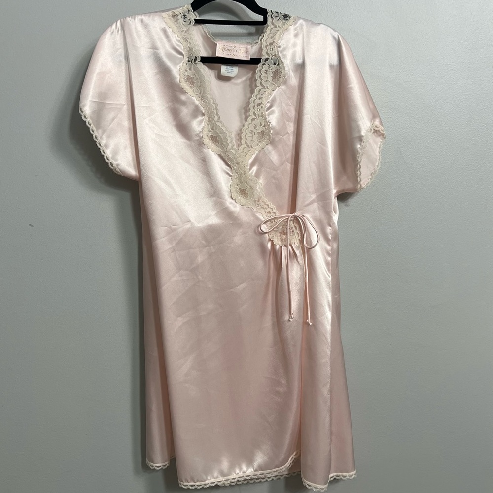 Vintage Tiffany’s Closet Size M Short Satin Tie Waist Robe Made In USA Pale Pink